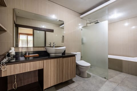 Suite | Bathroom | Free toiletries, hair dryer, bidet, towels