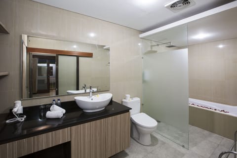 Suite | Bathroom | Free toiletries, hair dryer, bidet, towels