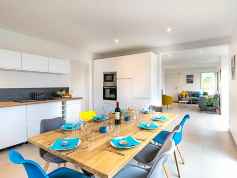 Furniture, Table, Property, Cabinetry, Building, Wood, Chair, Interior Design, Countertop, Architecture