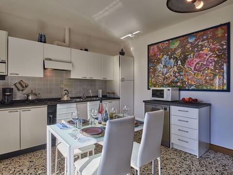 Sky, Mountain, Daytime, Building, Plant, Natural Landscape, House, Vegetation, Highland, Tree