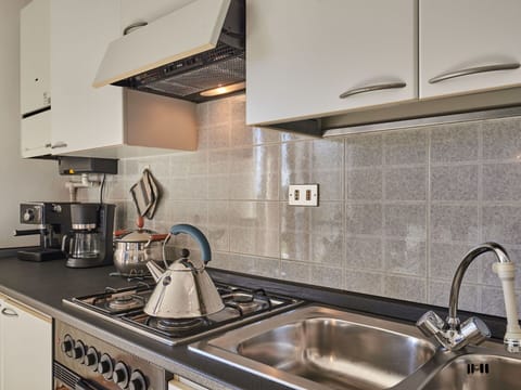 Sky, Mountain, Daytime, Building, Plant, Natural Landscape, House, Vegetation, Highland, Tree