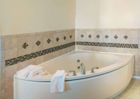 Suite, 1 King Bed, Non Smoking | Bathroom | Combined shower/tub, hair dryer, towels