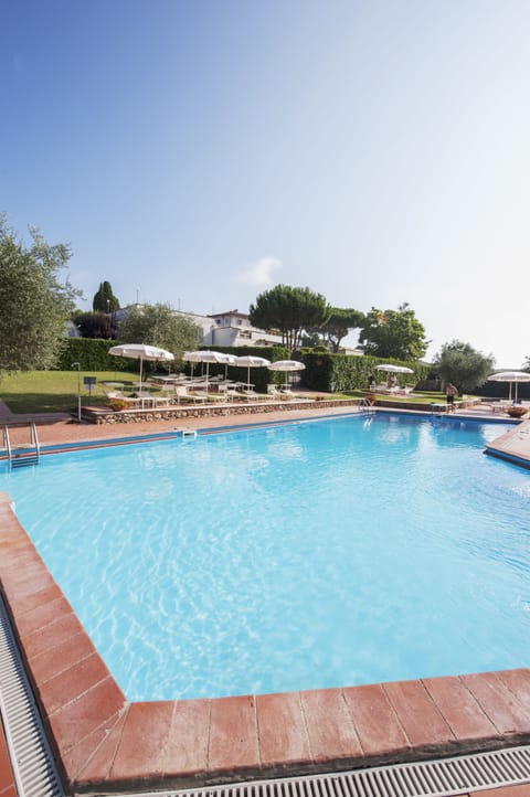 Outdoor pool, pool umbrellas, sun loungers