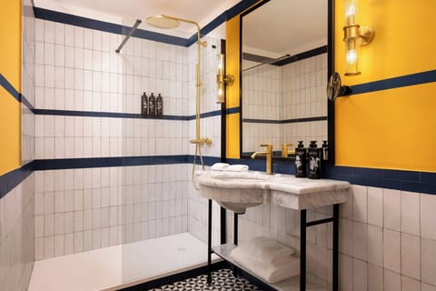 Shower, free toiletries, hair dryer, bidet