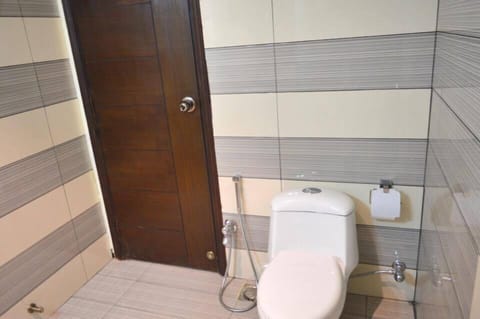 Deluxe Triple Room | Bathroom | Shower, free toiletries, towels