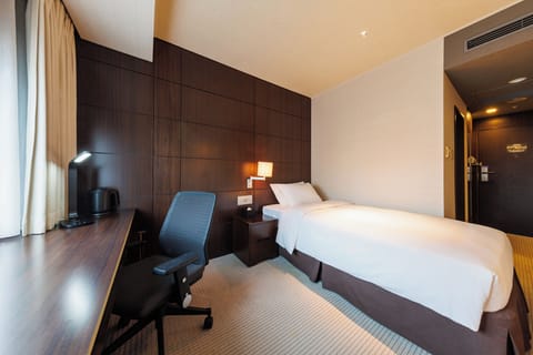 Standard Single Room | Down comforters, Select Comfort beds, in-room safe, laptop workspace