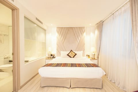 Signature Double Room, Bathtub, City View | Hypo-allergenic bedding, memory foam beds, minibar