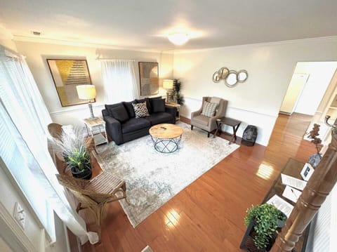 Living Room with seating for five!