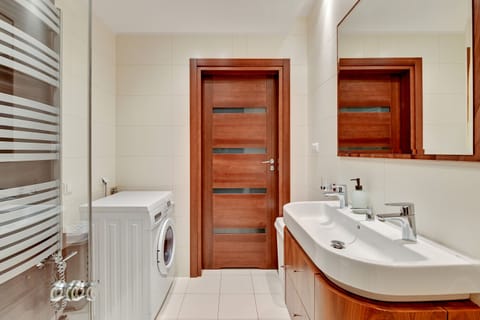 Premium Apartment | Bathroom | Shower, hair dryer, towels