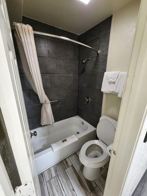 Combined shower/tub, bathrobes, towels