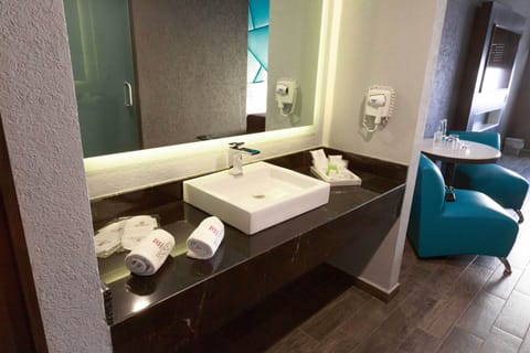 Junior Double Room | Bathroom | Shower, slippers, towels