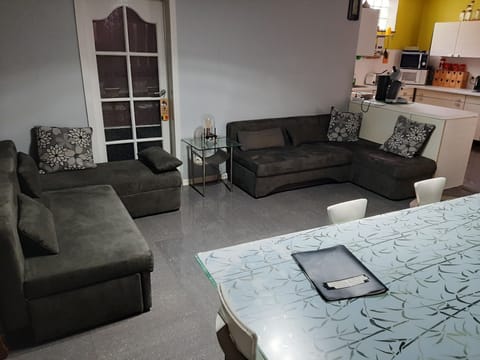 House, 5 Bedrooms, Terrace, Garden View | Dining