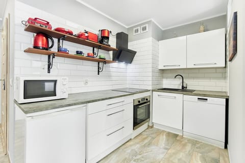 Classic Apartment | Private kitchen | Fridge, oven, stovetop, dishwasher