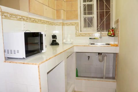 Classic Apartment | Private kitchen | Toaster, cookware/dishes/utensils, dining tables