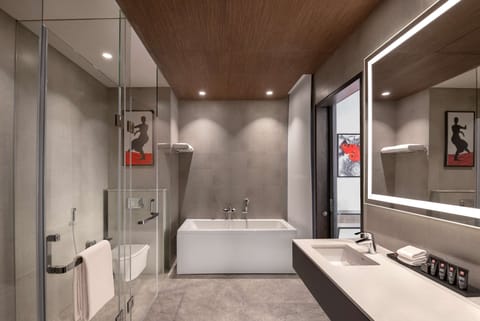 Executive Suite | Bathroom | Eco-friendly toiletries, hair dryer, bathrobes, slippers