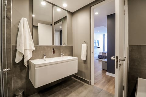 Executive Apartment | Bathroom | Shower, free toiletries, hair dryer, towels