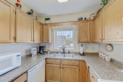 Condo (Always Dreamin - No Pets Allowed) | Private kitchen | Fridge, microwave, oven, stovetop