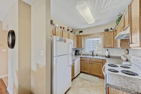 Condo (Always Dreamin - No Pets Allowed) | Private kitchen | Fridge, microwave, oven, stovetop