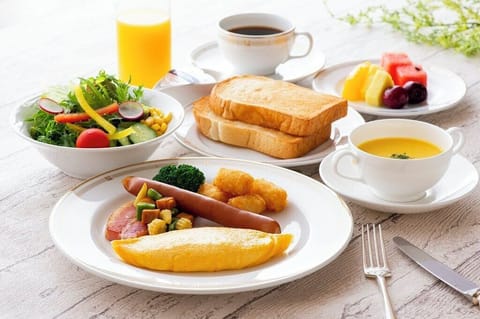 Daily buffet breakfast (JPY 2600 per person)