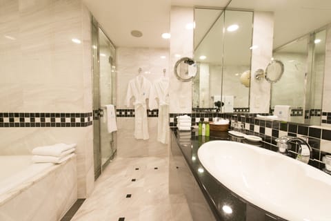 Suite Room | Bathroom | Combined shower/tub, free toiletries, hair dryer, slippers