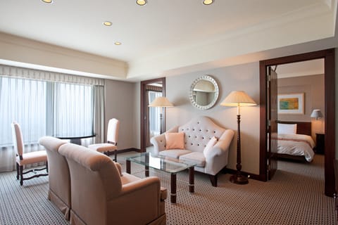 Suite Room | In-room safe, desk, soundproofing, iron/ironing board