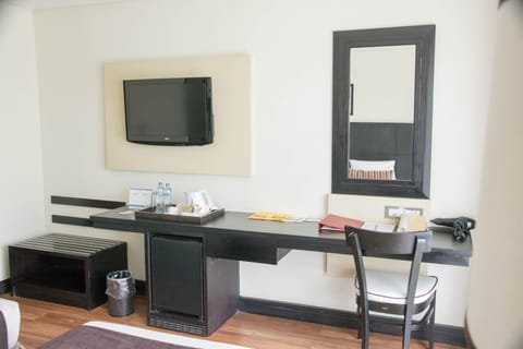 Standard Twin Room | In-room business center