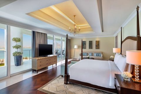 CHAIRMAN SUITE | Egyptian cotton sheets, premium bedding, minibar, in-room safe