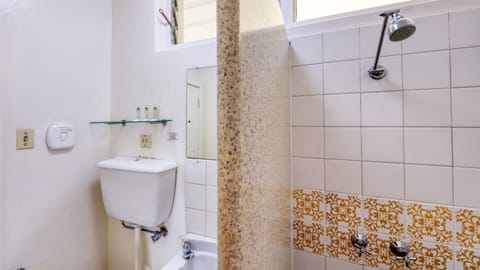 Comfort Twin Room | Bathroom | Shower, towels
