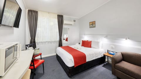 Queen Room | Desk, soundproofing, free WiFi, bed sheets