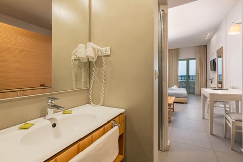 Panoramic Studio | In-room safe, desk, iron/ironing board, free WiFi