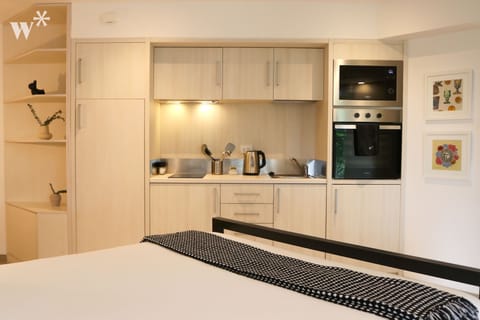 Basic Single Room | Private kitchen | Fridge, microwave, blender, cookware/dishes/utensils