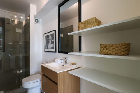 City Single Room | Bathroom | Shower, towels, shampoo