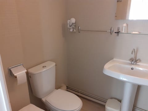 Standard Twin Room | Bathroom | Hair dryer, towels