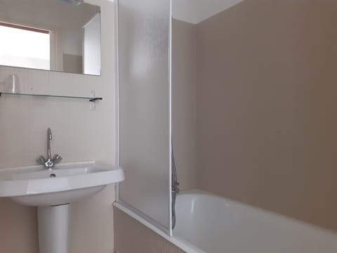 Standard Twin Room | Bathroom | Hair dryer, towels