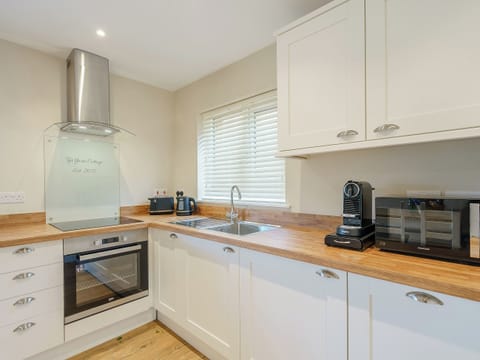 Open plan living space | Tyr Ywen Cottage, Llantilio Pertholey