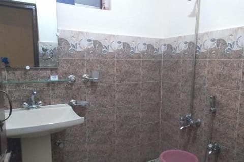 Standard Double or Twin Room | Bathroom | Shower, free toiletries, towels