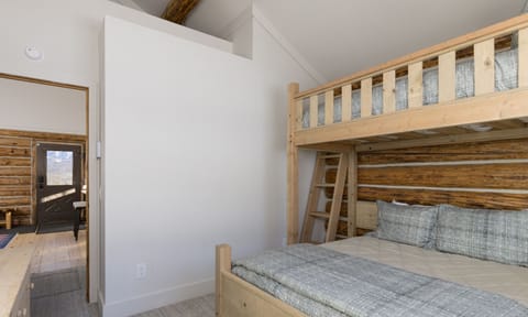 CH 13 Derringer 2nd bedroom4