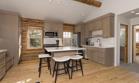 CH 13 Derringer kitchen1