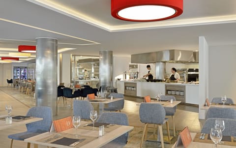 3 restaurants, breakfast, lunch, dinner served; international cuisine