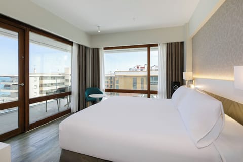 Superior Room Frontal Sea View | Premium bedding, in-room safe, desk, free WiFi