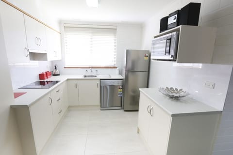 Standard Apartment, 2 Bedrooms (Number 4) | Private kitchen | Fridge, microwave, coffee/tea maker, electric kettle