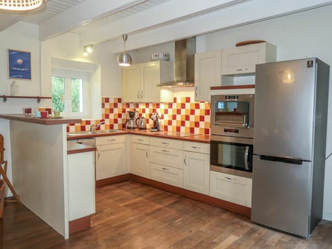 Cabinetry, Furniture, Property, Countertop, Building, Kitchen, Kitchen Appliance, Kitchen Stove, House, Home Appliance