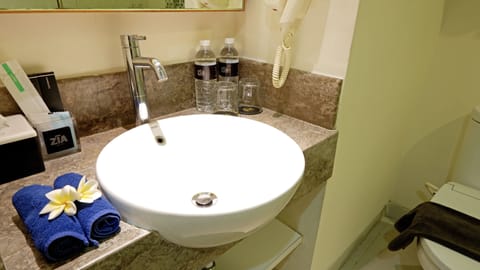 Deluxe Room (Great Joy) | Bathroom sink