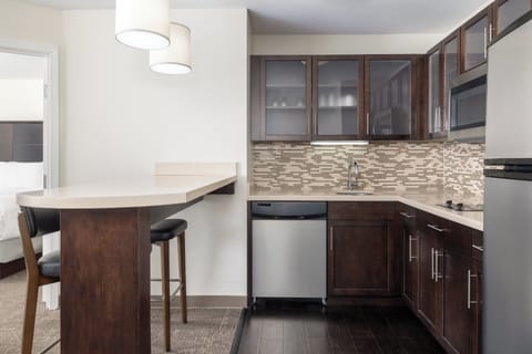 Full-size fridge, microwave, stovetop, dishwasher