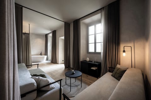 Deluxe Suite | Premium bedding, down comforters, minibar, soundproofing