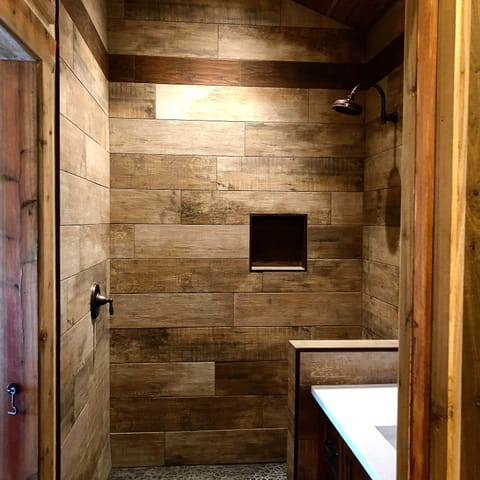 Deluxe Room | Bathroom | Shower, free toiletries, hair dryer, bathrobes
