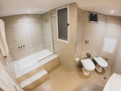 Suite | Bathroom | Combined shower/tub, free toiletries, hair dryer, bidet