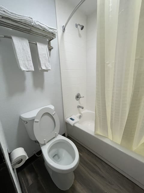 Combined shower/tub, deep soaking tub, free toiletries, towels