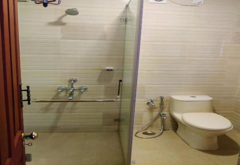 Deluxe Double Room | Bathroom | Shower, towels