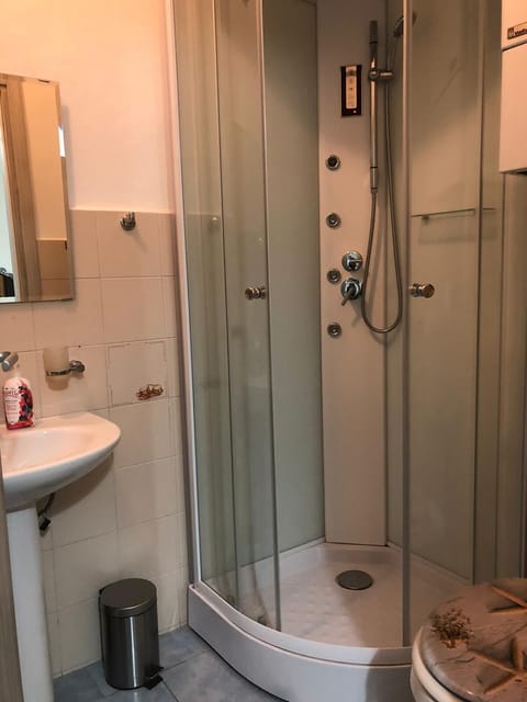 Room, 1 Bedroom, Smoking, Balcony | Bathroom | Shower